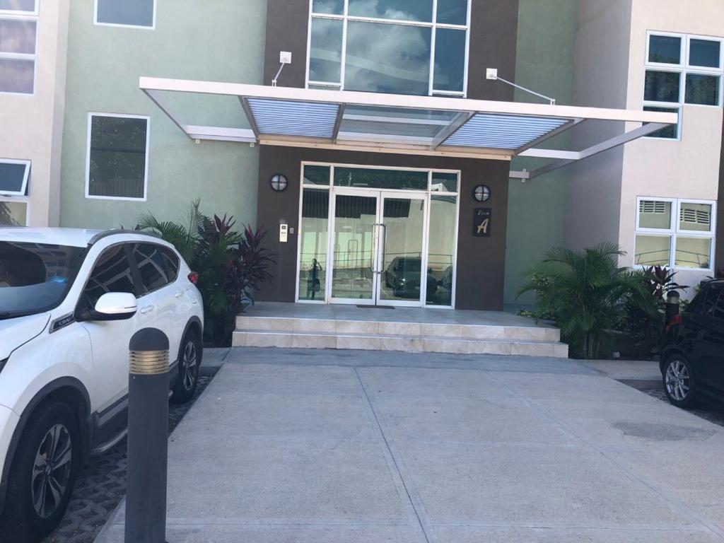 Lovely 2 Bedroom C̅ Netflix Across National Stadium Kingston Eksteriør billede