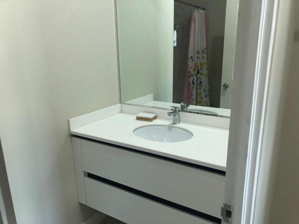 Lovely 2 Bedroom C̅ Netflix Across National Stadium Kingston Eksteriør billede