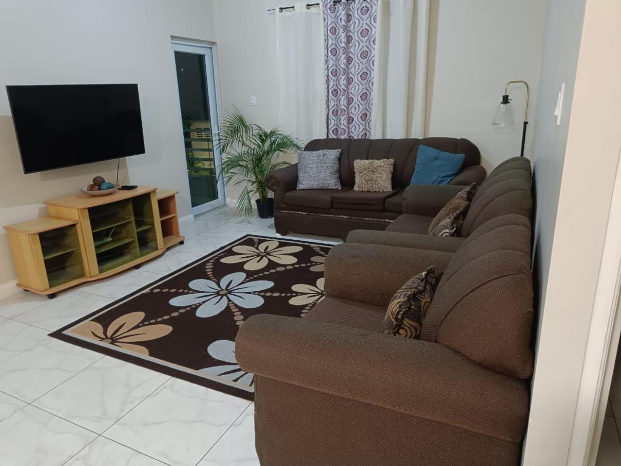 Lovely 2 Bedroom C̅ Netflix Across National Stadium Kingston Eksteriør billede